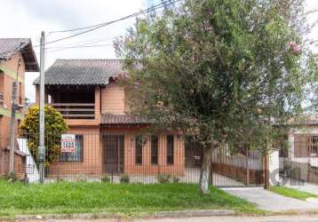 Excelente casa em tijolo a vista dois andares com sacada e terraço, páteo na frente com 50m2 e páteo fundos com 250m2 de área de lazer com gramado pra esportes, churrasqueira, banheiro e estúdio e dep