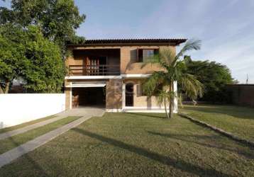 Casa excelente, construção ótima, toda com tijolo a vista, em lugar tranquilo, para moradia ou para fins de semana, com terreno plano, tudo muito bem cuidado,l toda com grade.&lt;br&gt;no térreo, cozi