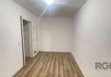 Apartamento  com 1 dormitório, cozinha, área de serviço não possui elevado, apenas um lance de escadas. possui uma vaga escriturada e descoberta.  aceita financiamento . imóvel encontra-se  locado