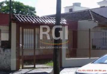 Na rua angelo barcelos &lt;br&gt;otima casa térrea, com 180m²,  com 3 dormitórios, apartamento completo nos fundos, churrasqueira e garagem para 3 carros coberta, em terreno 9,90 x 39,60m.&lt;br&gt;&l