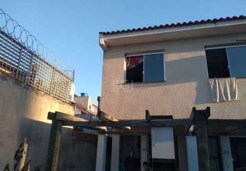 Excelente casa em condomínio fechado, com 02 dormitórios, living estar e jantar, cozinha, banheiro social, área de serviço e 01 vaga com pergolado.  &lt;br&gt;baixo custo condominial; quiosque com  ch