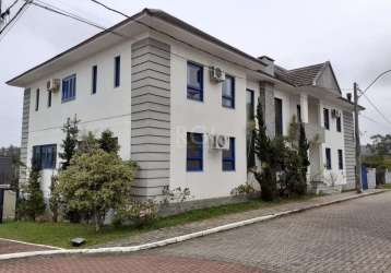 Linda casa de alto padrão, localizada no condomínio mirante do lago, com 4 suítes, 5 vagas de garagens, escritório, estúdio, sala de jogos, mezanino, piscina interna, espera para sótão, canil, churras