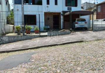 Casa estilo sobrado com 03 quartos, sendo uma suíte com 2 sacadas, ótima posição solar com ventilação cruzada, possuí grande área com churrasqueira e pátio com árvores frutíferas. protegida por sistem