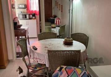 Apartamento mobiliado com 2 dormitórios, sala, cozinha, banheiro bem ventilado, 1 vaga de garagem escriturada e ar condicionado. agende sua visita.