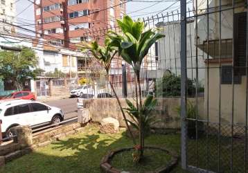 Vende casa em ótima localização no bairro cidade baixa,  com 2 casas no terreno. casa  da frente com 1 quarto, 1 banheiro, cozinha e  sala.  na  casa de fundos com  1 quarto,  banheiro e  cozinha.  pá