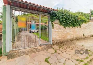 Casa à venda com 3 dormitórios, sala de estar, cozinha, área de serviço separado, 2 banheiros sociais, amplo pátio e conta com 5 vagas de garagem.&lt;br&gt;bem localizada estratégica, próxima a grande