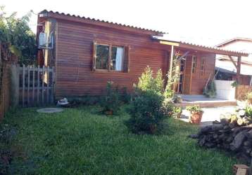 Ótima casa de madeira com alvenaria, com terreno de 10x30m ótimo acabamento , sala e cozinha integrada, banheiro, área na frente, atrás área de lazer com churrasqueira, fogão a lenha.  todo fechado co