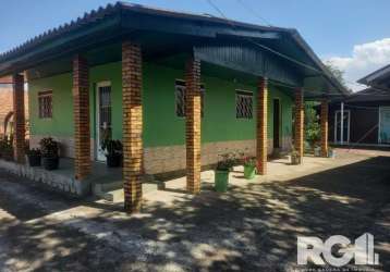 Casa à venda no bairro lami | terreno 20x30 com 2 casas e galpão garagem. casa principal com 80m², conta com 2 dormitórios, sala, cozinha e banheiro. a segunda casa com 64m², com 2 dormitórios, sala e