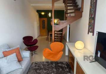 Cobertura de 125m² privativos, semi-mobiliada, 2 dormitórios sendo 1 suíte e 2 vagas no bairro petrópolis.&lt;br&gt;&lt;br&gt;primeiro andar:  living para dois ambientes, banheiro social ,área de serv