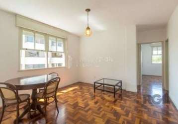 Apartamento de 2 dormitórios no bairro menino deus, porto alegre. localizado em andar alto, o imóvel conta com sala de estar, cozinha, banheiro e 1 vaga rotativa de garagem. o prédio oferece infraestr