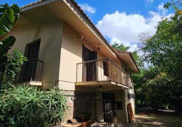 Raridade de casa no coração do menino deus, com muita área verde, 3 dorm sendo 1 suíte, com banheira. são 209 metros de área construída, em 2 andares. no andar de baixo área com cozinha e banheiro. no