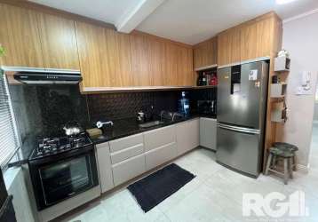 Belíssimo apartamento de  3 dormitórios, 77m²,  semi mobliado, cozinha ampla com churrasqueira, totalmente reformado, de frente, amplo, arejado e iluminado. ótima localização.&lt;br&gt;&lt;br&gt;ficam