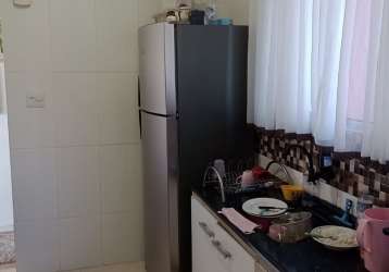 Apartamento no 2° andar, reformado. ficam alguns moveis .