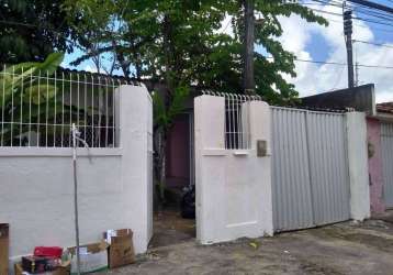 Casa com 03 quartos, 02 banheiros, com quintal,  vaga para 05 carros, ao lado da avenida caxangá