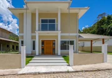 Casa em condomínio fechado com 3 quartos à venda na estrada antônio carvalho ventura, 1800, albuquerque, teresópolis, 220 m2 por r$ 1.200.000