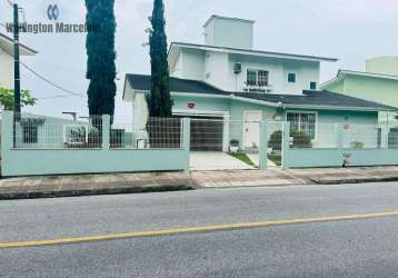 Casa à beira-mar com 3 suítes e garagem náutica – ponta de baixo, são josé/