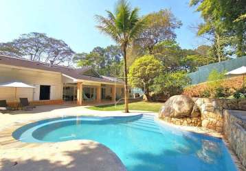 Casa com 4 suítes, casa de hóspedes e área gourmet completa por r$3.950.000,00.