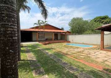 Casa para locação de 3 quartos sendo 2 suítes, sala ampla, cozinha americana,  rica em armários jar