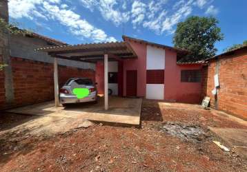 Vendo esta casa com 2 quartos, com 1 banheiro social, sala e cozinha americana, sozinha no lote, re