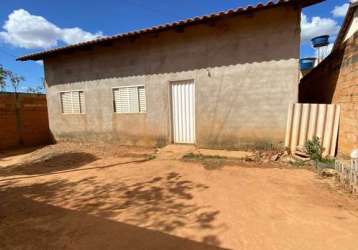 Casa à venda, com 4 quartos sendo uma suíte, sala, cozinha e área de serviço, com um barracão no fu