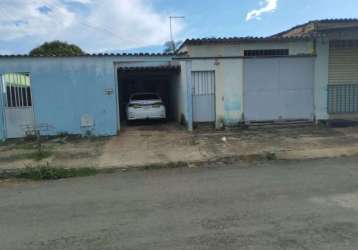 Vendo casa  de 2 quartos , sala ,cozinha ,banheiro e garagem ,  2 barracões  no fundo e 1 sala come