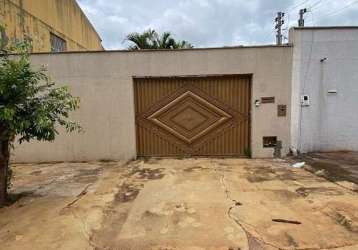 Vende-se lote em avenida comercial com casa construida no fundo com 3 quartos,  2 salas de star e j