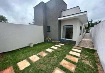 Caia de amores por esta charmosa casa localizada na vila santa helena, atibaia/sp.