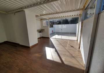 Lindo apartamento com amplo terraço localizado nos vinhedos.