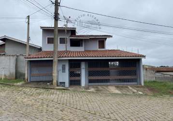 Linda residência de 3 quartos, incluindo suíte com banheira, no bairro pouso alegre, em piracaia-sp