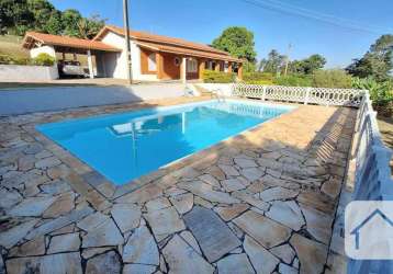 Linda casa de campo em terreno espaçoso!