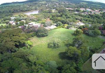 Excelente oportunidade! terreno de 5740 m² em condomínio fechado, com a maior parte do terreno plano, ideal para construir sua residência dos sonhos.