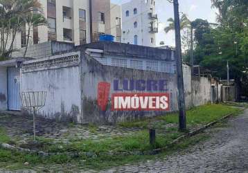 Casa nos bancários de esquina com 03 quartos e 03 vagas de garagem.