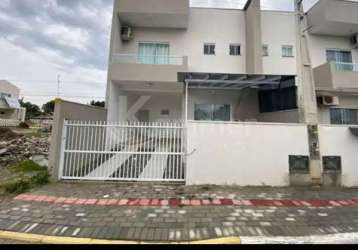 Sobrado com 2 suítes, apenas 600m do mar em balneário piçarras por r$470.000,00