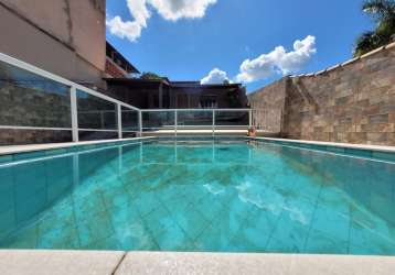 Linda casa individual com piscina e área gourmet a 10 minutos do centro.