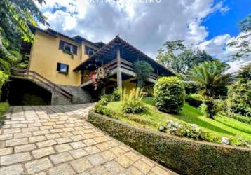 Casa em estilo rústico na granja comary, teresópolis, com vista panorâmica para o lago comary e a cbf