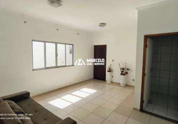 Apartamento no 1° andar, com 2 quartos, dependência completa, medindo 74m² no al