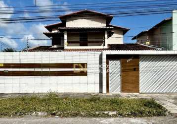 Casa duplex, com 6/4 sendo 4 suítes. ótima localização em capim macio.