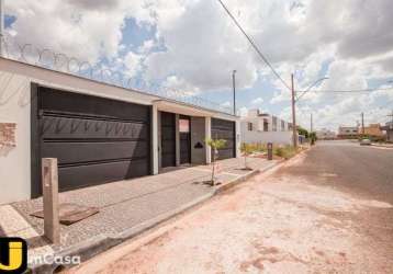 Casa com 3 quartos, suíte, sala ampla, cozinha americana, quintal, 2 vagas no bairro vida nova em uberlândia