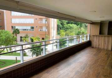 Apartamento no grand clube repleto de armários