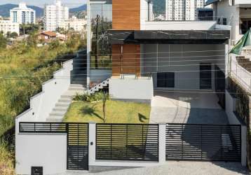 Casa em condomínio fechado com 3 quartos à venda na rua jarí, 39, pedra branca, palhoça por r$ 1.700.000