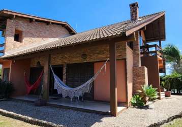 A casa de praia com piscina que você sonhou .