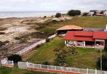 Casa na beira mar com piscina no bairro onda azul