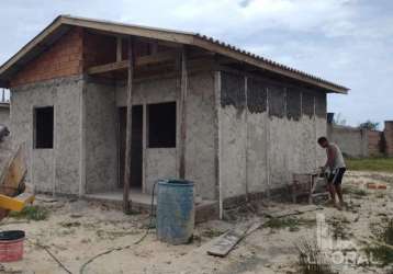 Casa em ponto de acabamento, distante apenas 350 metros do mar