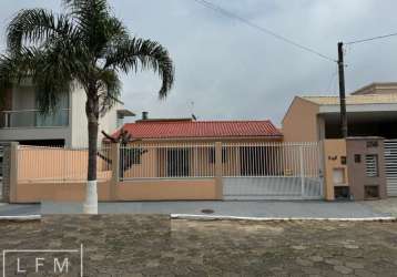 Casa em alvenaria no centro de balneário piçarras sc.