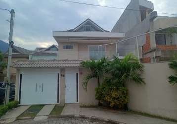 Vendo linda casa em vargem pequena centro de terreno 4 suítes 1 no térreo, piscina, sala 3 ambientes, área gourmet com piscina e churrasqueira, sótão, cozinha com armários, belo paisagismo c/ dep. com