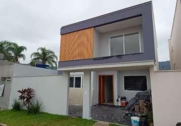 Linda casa legalizada contemporânea a venda vargem pequena com 4 suítes, closet, sendo1 no térreo, piscina e churrasqueira e um belo jardim !