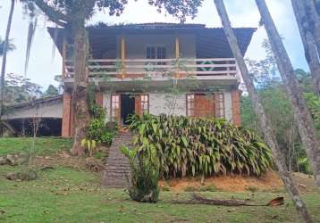 Lindo sítio à venda em vargem grande 28000m2 com bela casa, cachoeira, lago ( piscina natural ) , próximo ao melhor centro gastronômico de vargem grande rj, haras, pousadas, escolas etc....