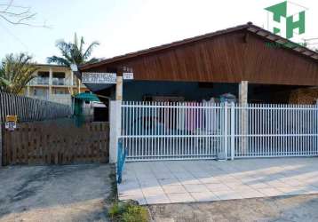 Casa à venda a 200 metros da praia em guaratuba.