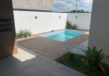 Casa térrea com piscina em condominio fechado