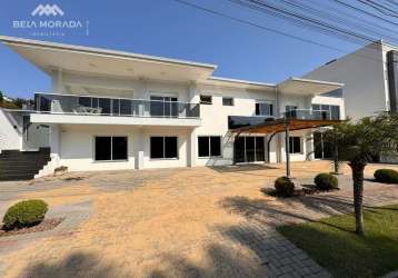 Casa alto padrão com piscina á venda localizada em bairro nobre